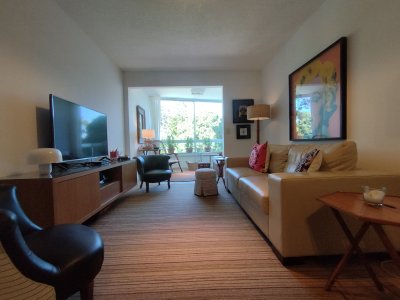 Aparamento de dos dormitorios y dep. de servicio en venta en Punta del Este