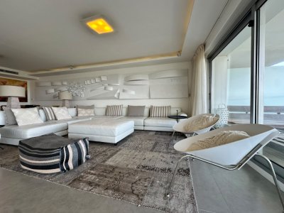 Apartamento en venta en venta. Primera linea de la Brava. Edificio de categoria