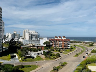 Venta y alquiler de apartamento de dos dormitorios en Punta del Este