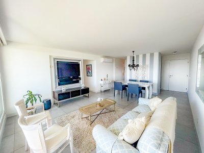 Venta de apartamento de dos dormitorios en Torre Yoo Punta del Este.