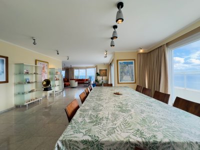 Apartamento en VENTA, 3 dormitorios en suite, Primera linea de la playa mansa.