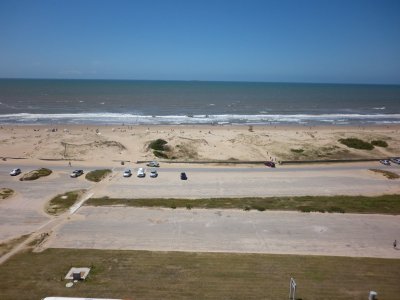 Alquile apartamento de dos dormitorios en Punta del Ester, playa brava