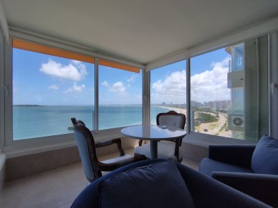 Apartamento de 3 dormitorios en primera linea en  venta en Punta del Este 