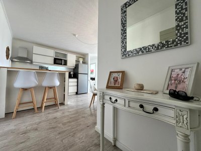 Apartamento de dos dormitorios en venta en Punta del Este.-