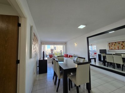Apartamento de dos dormitorios y medio en alquiler en Punta del Este
