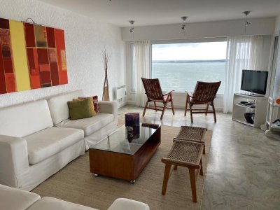 Alquiler de apartamento de 3 dormitorios y dependencia en Punta del Este