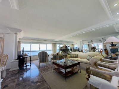 Hermoso apartamento, reciclado, primera linea playa mansa, 3 dormitorios, 1 suite.