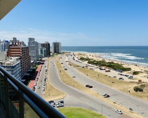 Alquiler y venta de apartamento, primera linea, playa brava. 9170