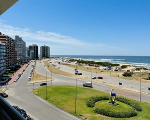 Venta y alquiler de apartamento, primera linea, playa brava.
