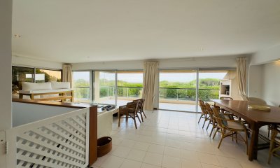 Apartamento en venta de 4 dormitorios y dependencia en Punta del Este