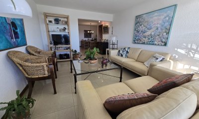 Apartamento en venta , Punta del Este, primera línea de la mansa.