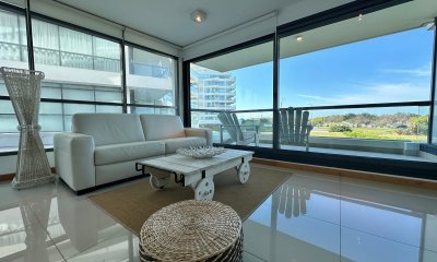 Venta de apartamento en Blue Bird, tres suites. Playa Brava.