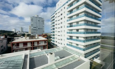 Apto de 2 dormitorios, frente al mar, Punta del este.
