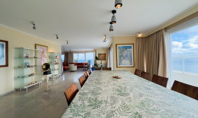 Apartamento en VENTA, 3 dormitorios en suite, Primera linea de la playa mansa.