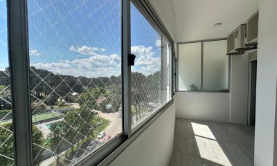 Apartamento de dos dormitorios y dependencia de servicio en venta en Punta del Este