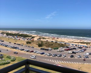 Venta y alquiler de apartamento, primera linea de la brava.