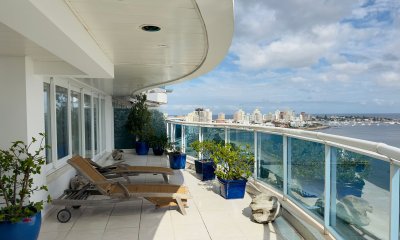 Apartamento en VENTA, 3 dormitorios en suite, Primera linea de la playa mansa.