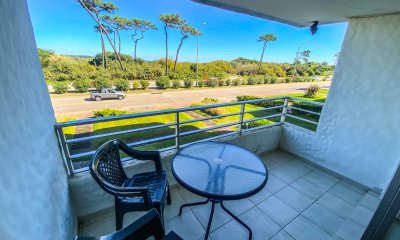 Venta de apartamento 2 dormitorios, primera linea, playa mansa.