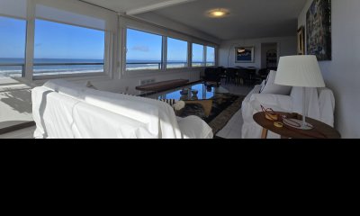 Apartamento en venta de tres dormitorios frente a playa brava