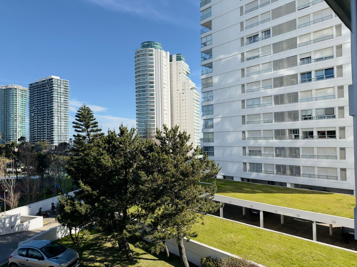 Apartamento de 3 dormitorios y dep. en venta en Punta del Este