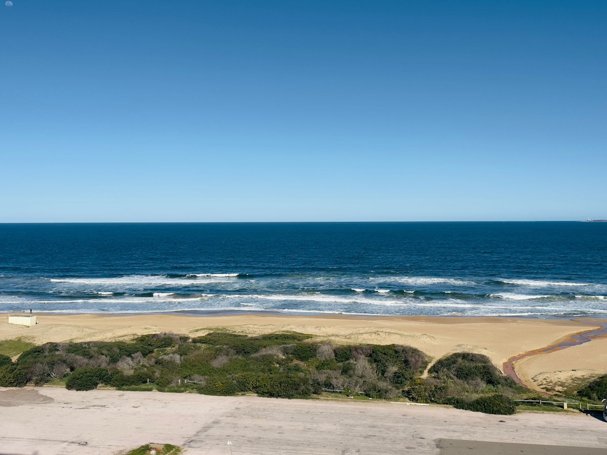 Venta de apartamento de 3 dormitorios y dep. de servicio en Punta del Este