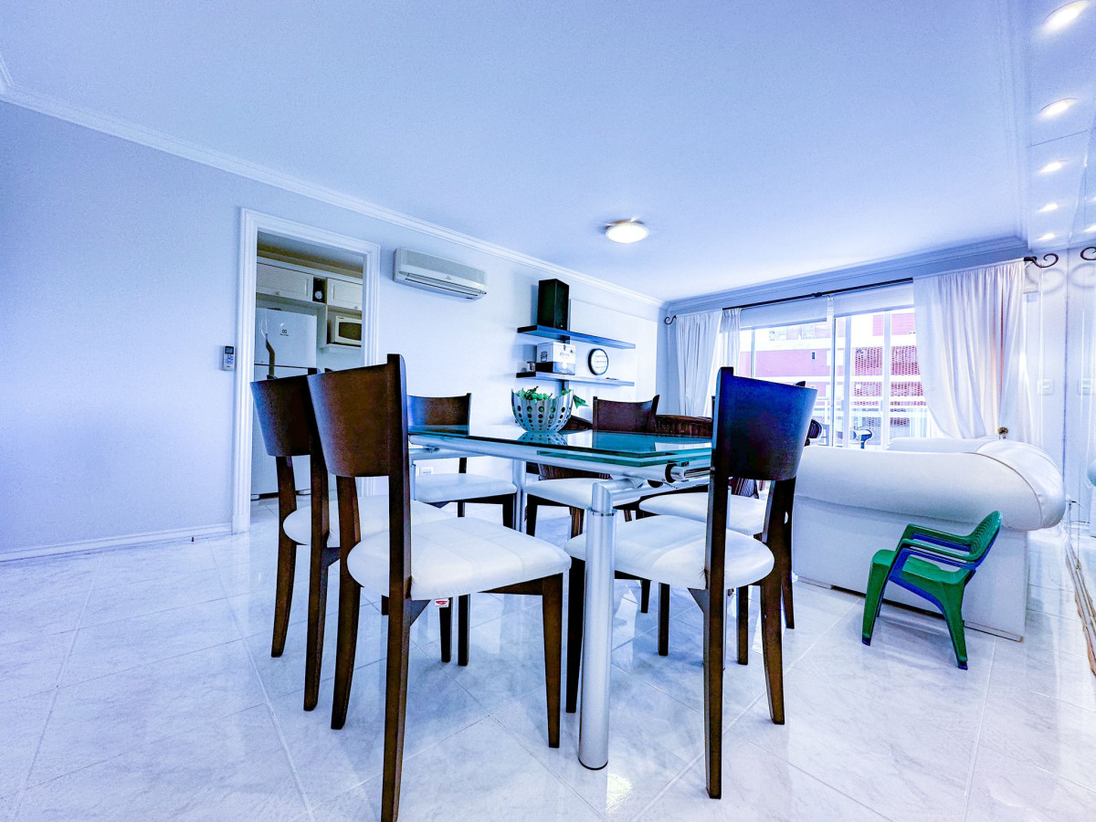 Venta de apartamento de tres dormitorios en Coral Tower, Punta del Este.