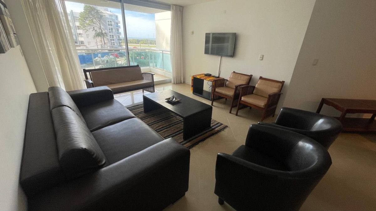 Apartamento en alquiler de  3 dormitorios y dependencia en Punta del Este
