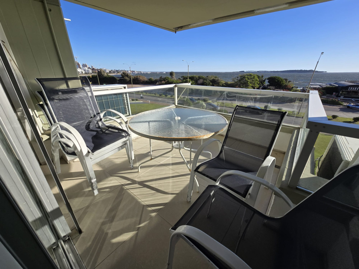 Apartamento  de 3 dormitorios en venta, Punta del Este, primera línea de la mansa.