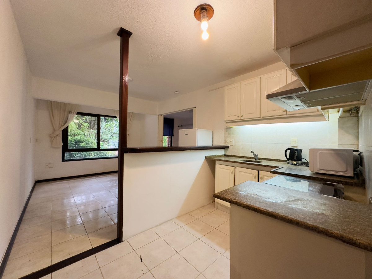 Venta de apartamento y Alquiler Anual, Excelente ubicación, 1 dormitorio, garage.
