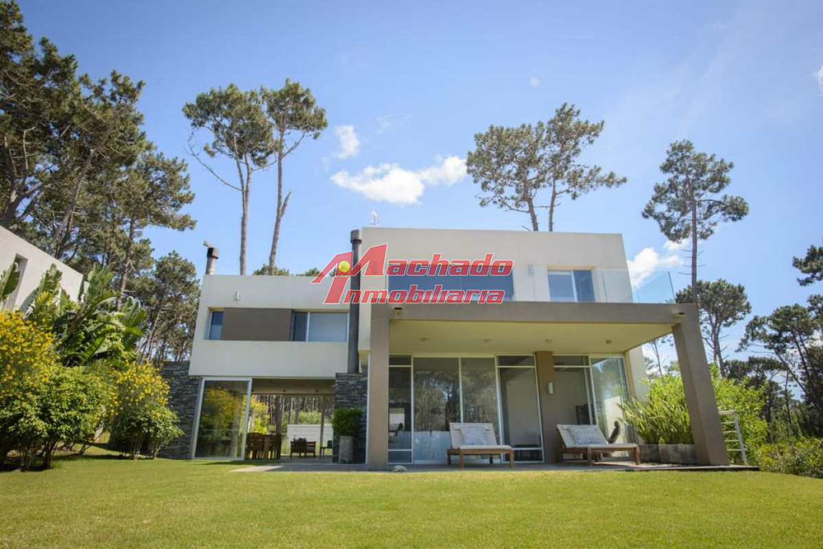 Excelente Propiedad En Barrio Privado - Cuatro Suites + Serv. A Metros Del Mar