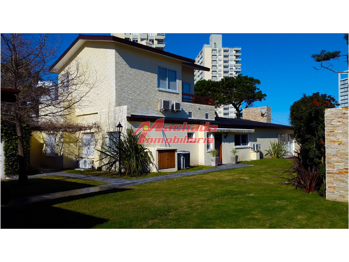 Venta  y alquiler de casa de 4 dormitorios en Punta del este