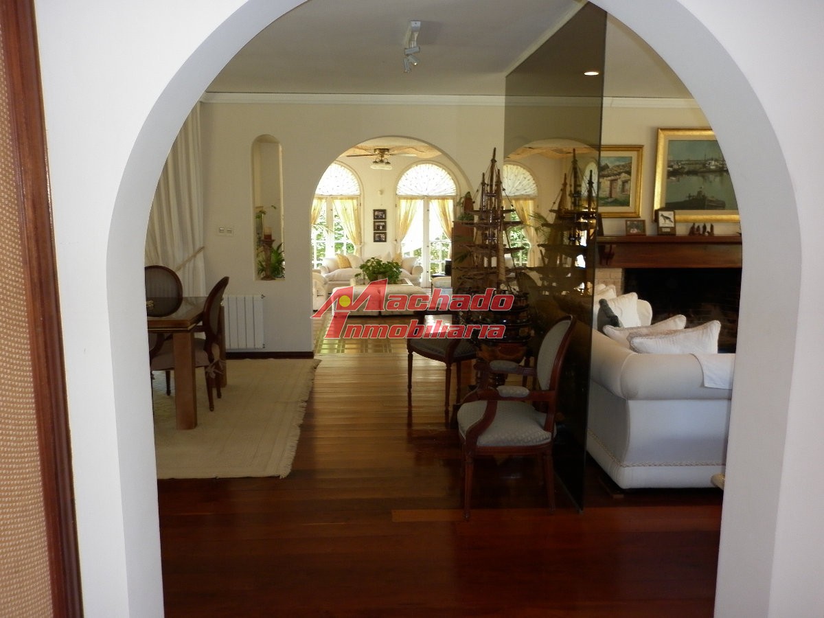 Admirable casa en venta de 4 dorm. y dep. de servicio en Punta del Este