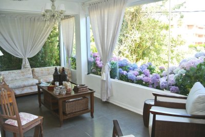 Venta de casa de 3 dormitorios y dep. de servicio en Punta del Este.