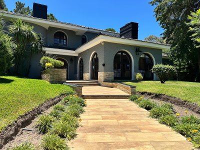 Admirable casa en venta de 4 dorm. y dep. de servicio en Punta del Este