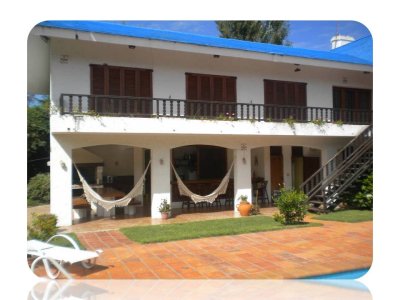 Alquiler y venta de casa de 6 dormitorios en Punta del Este.- 