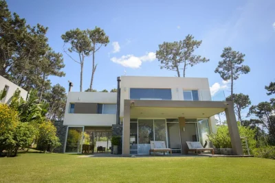 Excelente Propiedad En Barrio Privado - Cuatro Suites + Serv. A Metros Del Mar