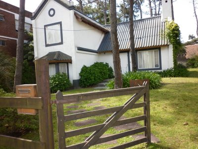 Alquiler y venta de casa de 3 dormitorios con piscina en Punta del Este