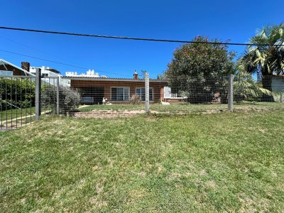 Casa de 4 dormitorios y dependencia de servicio en venta en Pinares