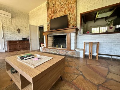 Casa de 4 dormitorios y dependencia de servicio en venta en Pinares