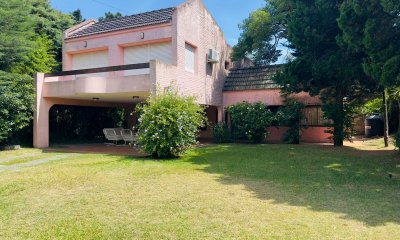 Casa en Venta y alquiler,  50 metros de la playa.