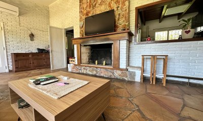 Casa de 4 dormitorios y dependencia de servicio en venta en Pinares