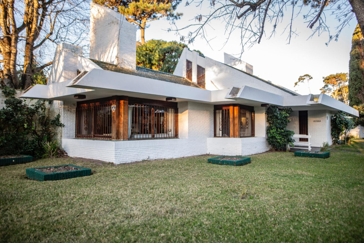 Casa en venta de 6 dormitorios, playa mansa, Punta del este.