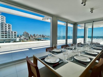 Apartamento en Mansa - Punta del Este Ubicado a  100 metros del Mar.  - PLD815A