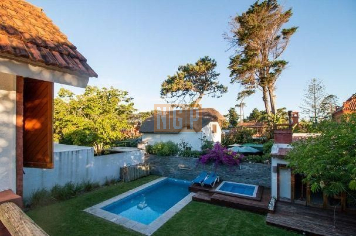 alquiler temporario de casa 3 dormitorios y dependencia en playa mansa, punta del este - ngp28569c