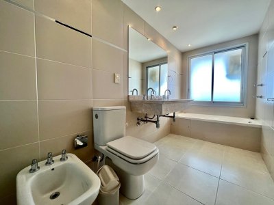 Apartamento en alquiler temporario Playa Mansa 2 dormitorios SEASONS TOWER - SPT9697A