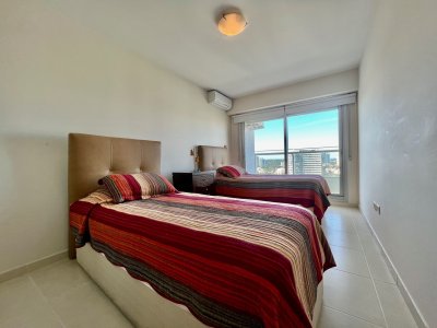 Apartamento en alquiler temporario Playa Mansa 2 dormitorios SEASONS TOWER - SPT9697A