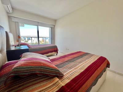 Apartamento en alquiler temporario Playa Mansa 2 dormitorios SEASONS TOWER - SPT9697A