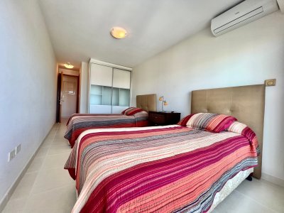 Apartamento en alquiler temporario Playa Mansa 2 dormitorios SEASONS TOWER - SPT9697A