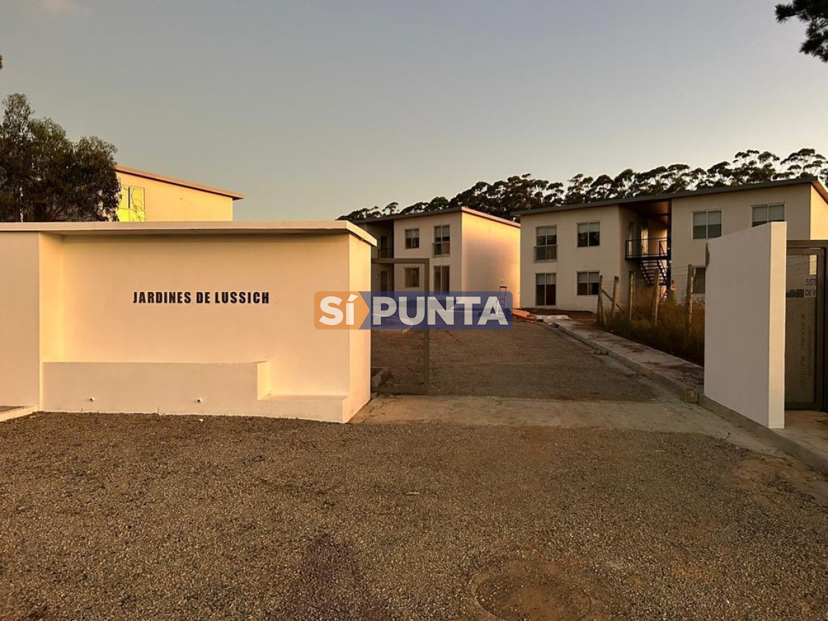 Apartamento en Venta en Lussich, cuenta con 2 dormitorios, un baño, living comedor  y patio - SPT12163A