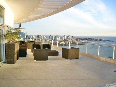 Apartamento en alquiler temporario Playa Mansa 2 dormitorios SEASONS TOWER - SPT9697A